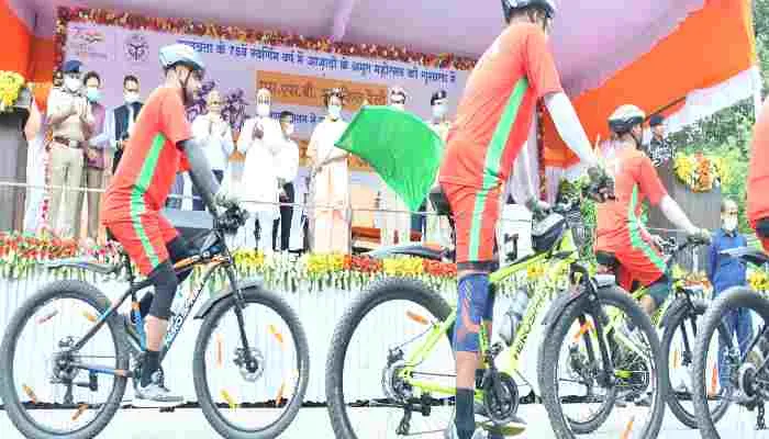 सीएम योगी ने साइकिल रैली को दिखाई झंडी, एसएसबी की तारीफ में कही ये बात