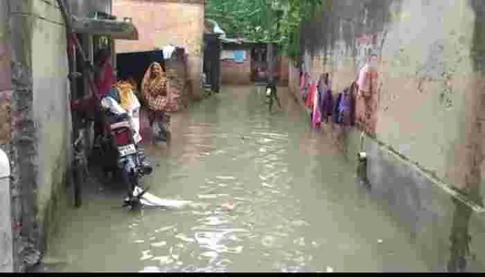 मूसलाधार बारिश से भीगा रायबरेली, मोहल्लों में पानी भरने से लोग परेशान