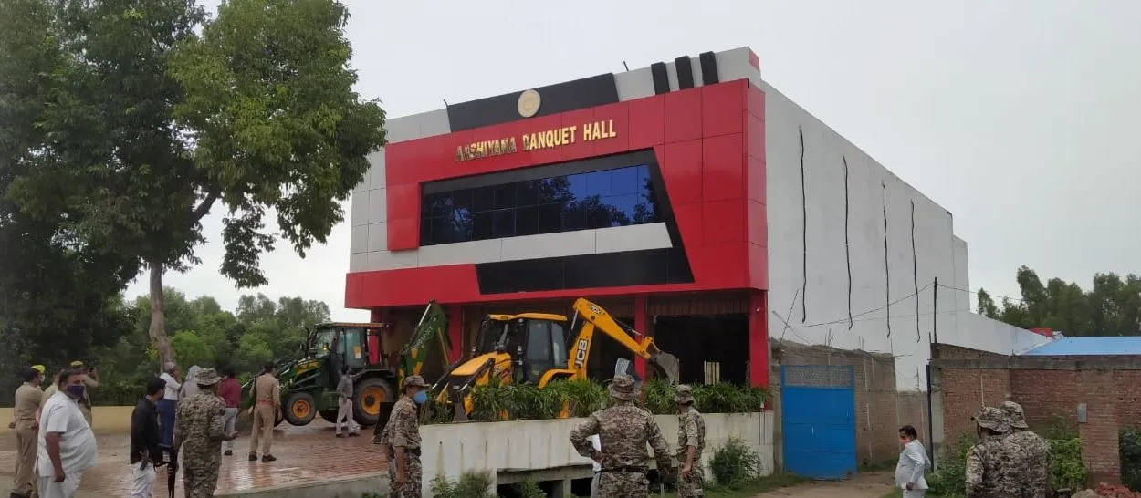 बरेली: नक्शा पास किए बगैर बने स्मैक तस्कर के बैंक्वेट हाल पर चली चार जेसीबी