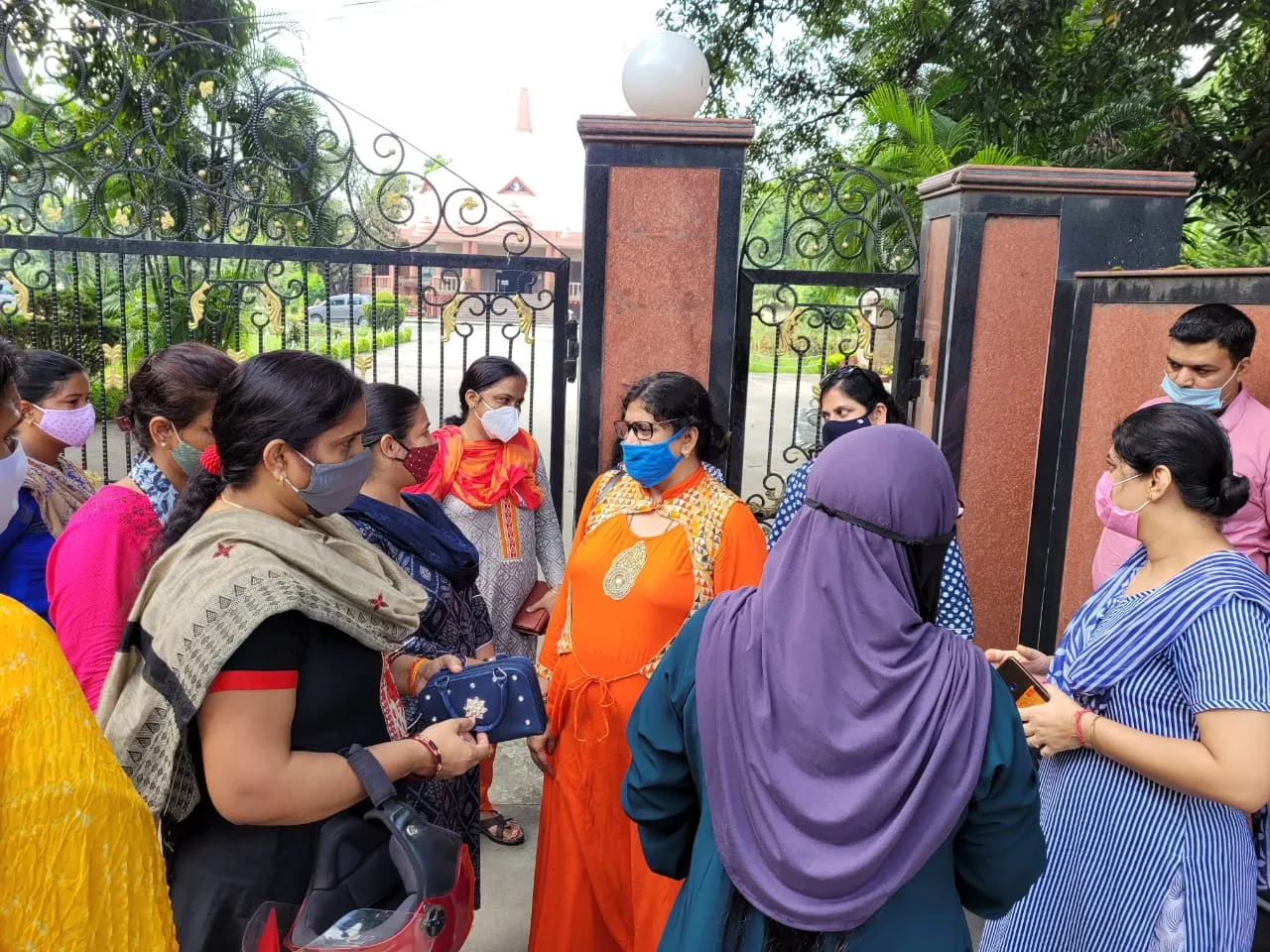 बरेली: बिशप कोनराड स्कूल में ऑनलाइन कक्षाएं बंद करने पर हंगामा, परिजनों ने डीएम को सौंपा शिकायती पत्र