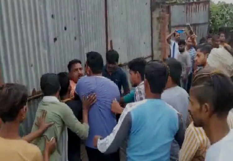 बदायूं: मंदिर विवाद के चलते व्यापारी पर भीड़ की चढ़ाई, जबरदस्त मारपीट