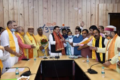देहरादून: मुख्यमंत्री के आश्वासन के बाद तीर्थ पुरोहितों का आंदोलन स्थगित