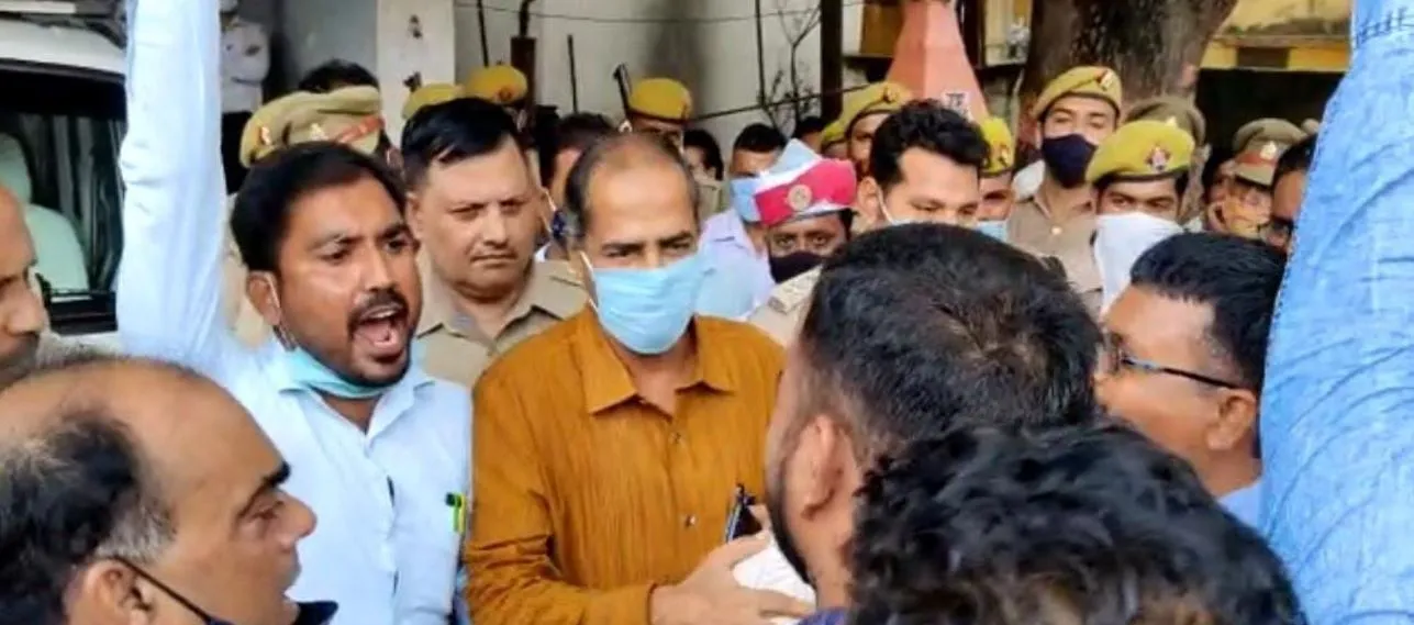 पीलीभीत: तहसील दिवस में शिकायत करने आए ग्रामीण को नायब तहसीलदार ने पीटा