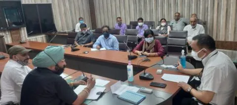 ‘डीएम साहब मैं जिंदा हूं… मेरा मृत सर्टिफिकेट बना दिया, मुझे बचा लीजिए’