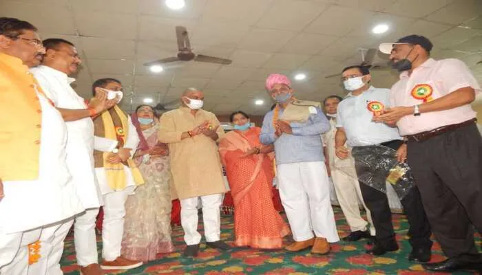 Teacher’s Day Special: हरदोई में 75 माध्यमिक व 75 बेसिक शिक्षा के शिक्षकों को किया गया सम्मानित