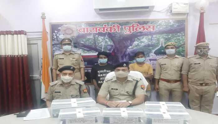 बाराबंकी में पुलिस ने किया दो शातिर चोरों को गिरफ्तार,16 मोबाइल फोन व लैपटॉप बरामद