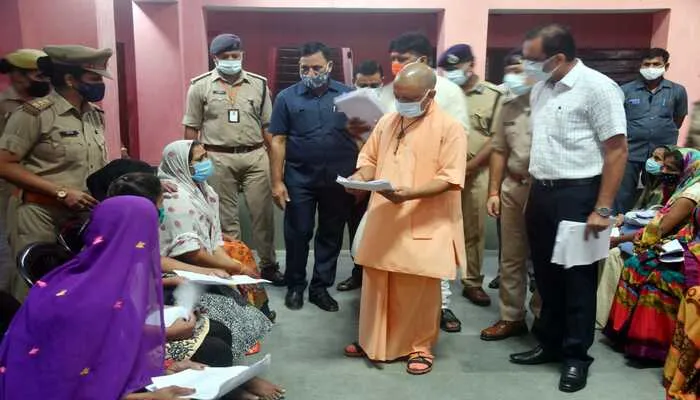 गोरखपुर में CM योगी का जनता दरबार, त्वरित कार्रवाई के दिए निर्देश