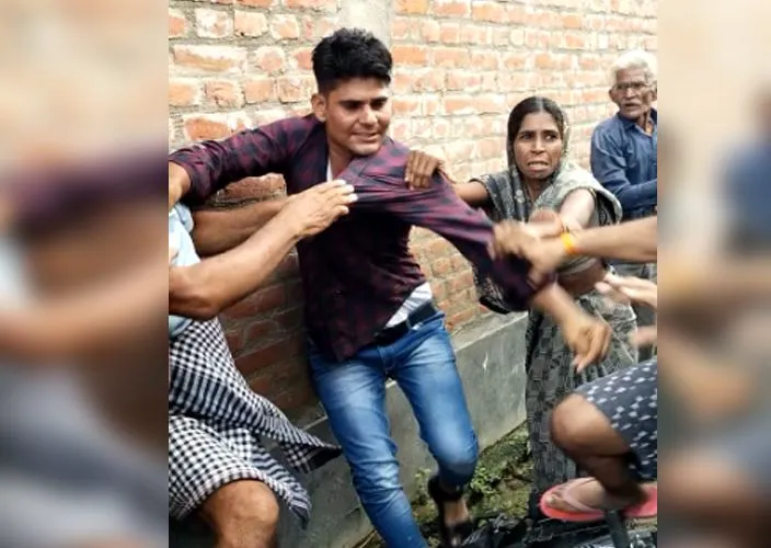 बदायूं: पुलिस की मौजूदगी में मारपीट, लाठी-डंडे भी चले, कई घायल