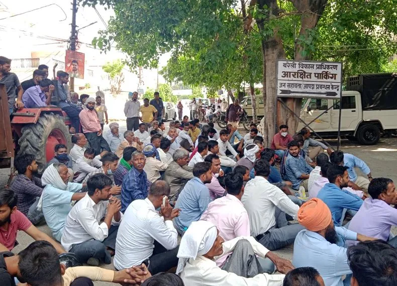 बरेली: 12 गांव के किसानों ने किया बीडीए ऑफिस का घेराव