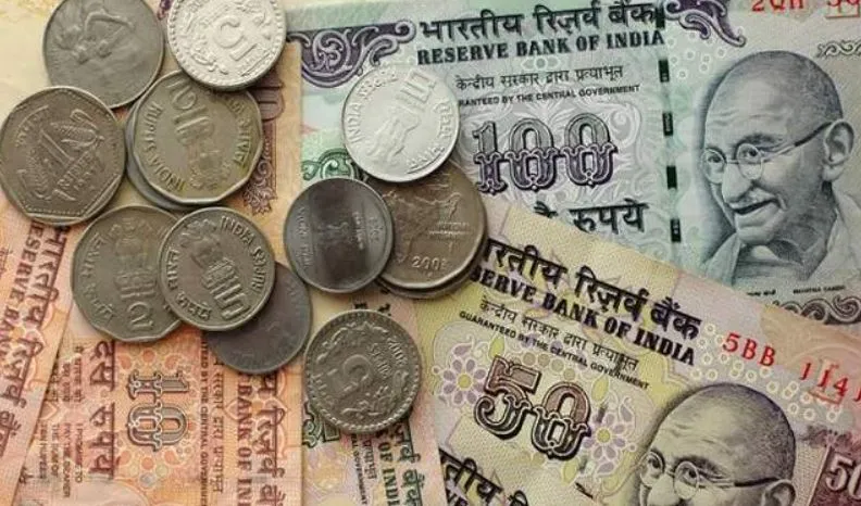कारोबार में अमेरिकी डॉलर के मुकाबले रुपया पांच पैसे टूटकर 73.73 पर पहुंचा