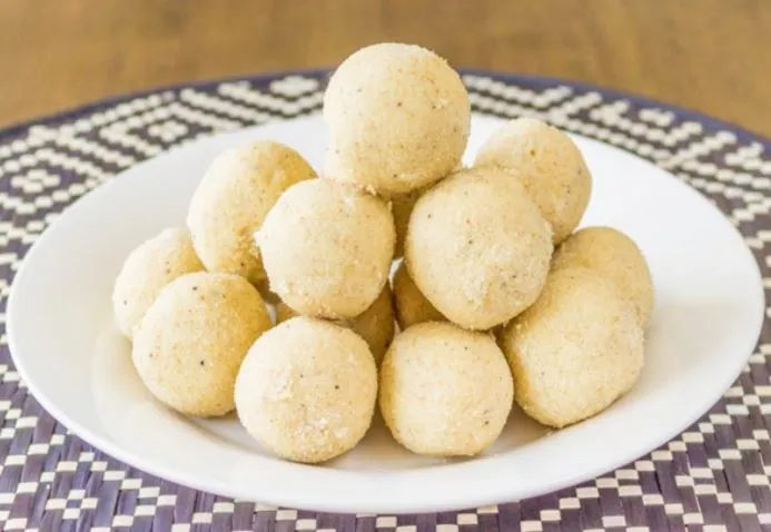 कुछ मीठा खाने का मन है तो झटपट बनाएं सूजी के लड्डू