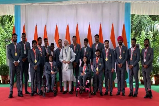 भारतीय पैरालम्पिक दल को पीएम मोदी ने अपने आवास पर किया सम्मानित
