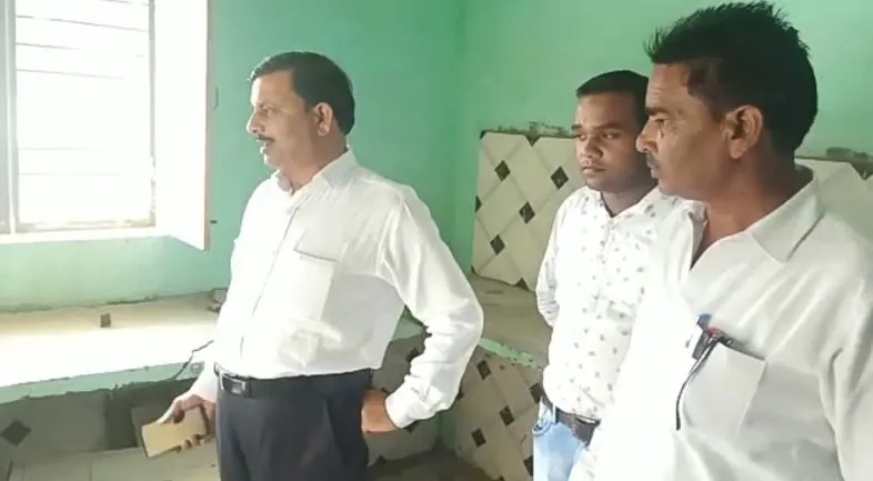 अमरोहा: आंगनबाड़ी केंद्र एक ही साल में बना जर्जर भवन, डीएम से शिकायत