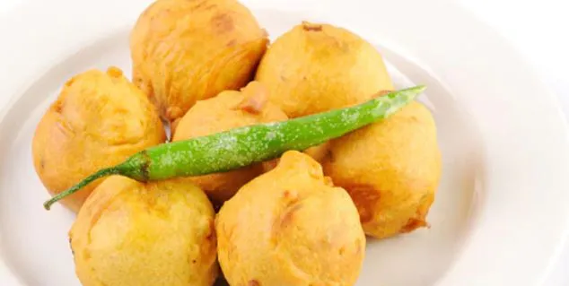 Tasty Kitchen: बारिश के मौसम में अच्छा खाने का मन है तो झटपट बनाएं आलू क्रिस्पी पकोड़े