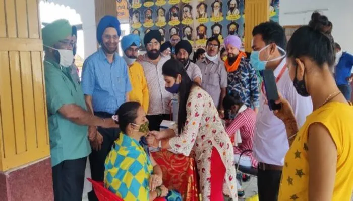 मेगा वैक्सीनेशन डे : गुरुद्वारा नाका हिंडोला में 1045 लोगों को लगी वैक्सीन