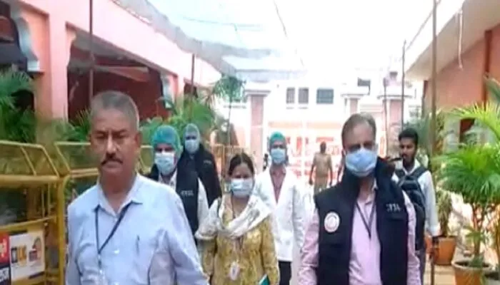 प्रयागराज: CBI टीम दूसरे दिन पहुंची बाघम्बरी मठ, सेवादारों से पूछताछ