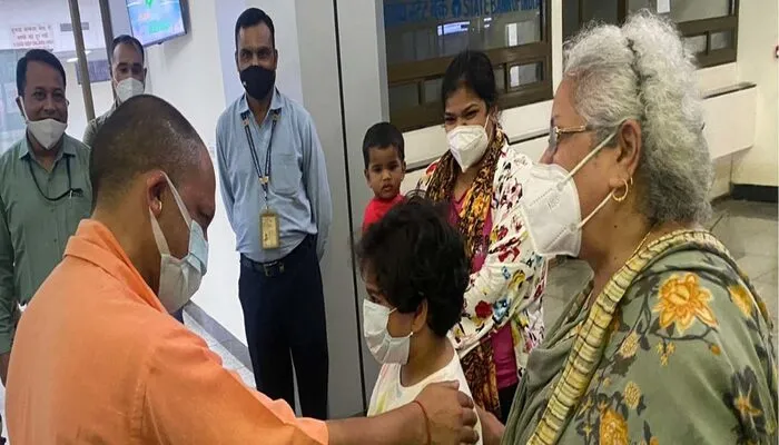 आगरा: बेंगलुरु से आई फ्लाइट के यात्रियों से मिलने पहुंचे सीएम योगी..