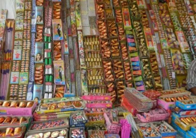 बरेली: आबादी के बीच से आतिशबाजी दुकानें शिफ्ट नहीं, लाइसेंस नवीनीकरण फंसा