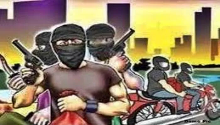 आगरा: हथियारों से लैस बदमाशों ने डॉक्टर के घर बोला धावा, लाखों की डकैती