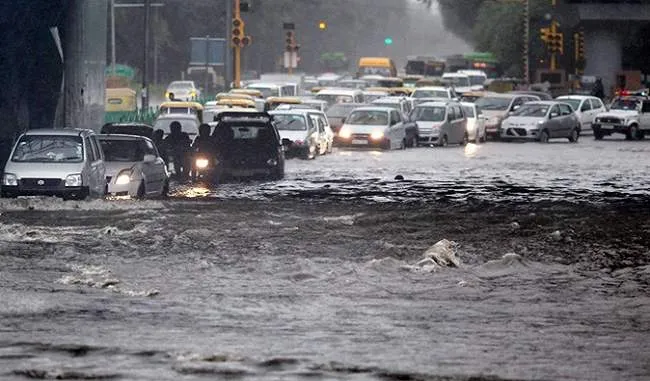 दिल्ली: भारी बारिश होने से 12 साल का रिकॉर्ड टूटा, कई हिस्सों में यातायात बाधित