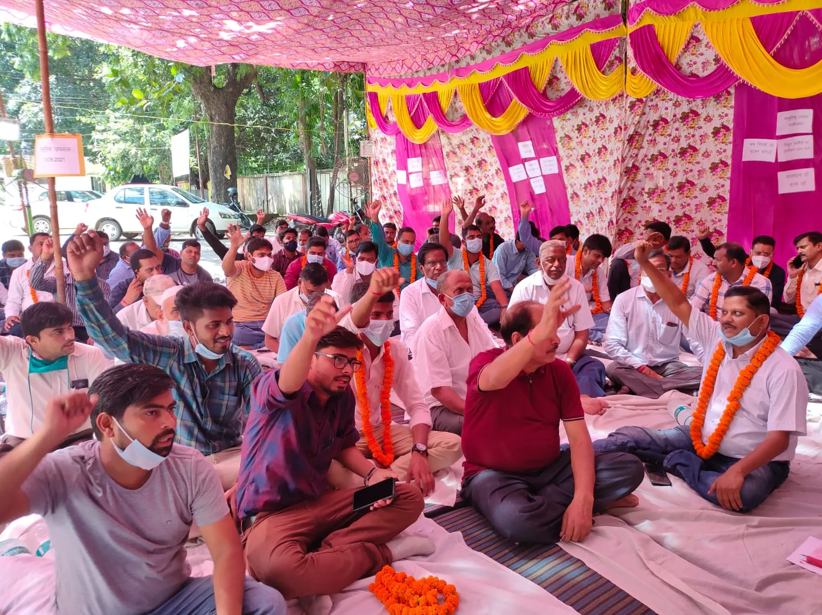 बरेली: मुख्य अभियंता कार्यालय पर सामूहिक उपवास पर बैठा जेई संगठन