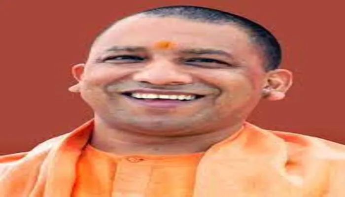 लखनऊ: प्रधानमंत्री का जन्मदिन मनाने योगी पहुंचे राजकीय बाल गृह, बच्चों को बांटे उपहार
