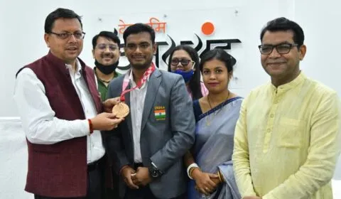 देहरादून: मुख्यमंत्री धामी ने टोक्यो पैरालंपिक कांस्य पदक विजेता मनोज को किया सम्मानित