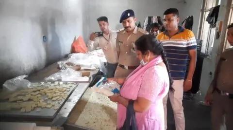 रुद्रपुर: घर में चल रहा था मिठाई बनाने का कारोबार, सच्चाई जानेंगे तो छोड़ देंगे खाना
