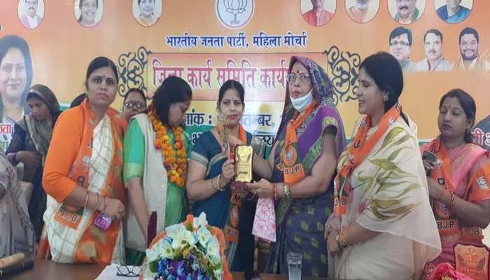 हरदोई में कोरोना योद्धाओं को जिला पंचायत अध्यक्ष ने किया सम्मानित