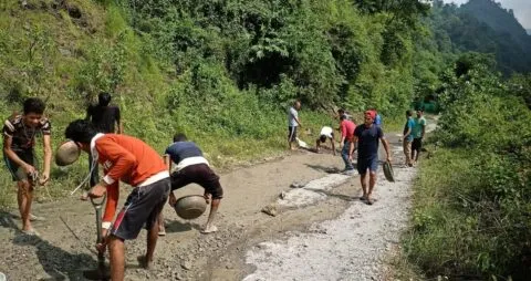 अधिकारियों ने नहीं सुनी तो युवाओं ने खुद ही सड़क को किया ठीक