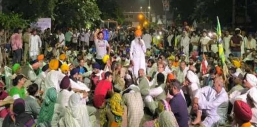 नहीं बन रही किसानों और अधिकारियों के बीच बात, एक और दौर की वार्ता विफल, करनाल सचिवालय के बाहर डटे किसान