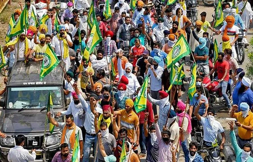 किसानों ने भरी हुंकार, मुजफ्फरनगर महापंचायत में हिस्सा लेने को हजारों किसान रवाना, प्रशासन चौकन्ना