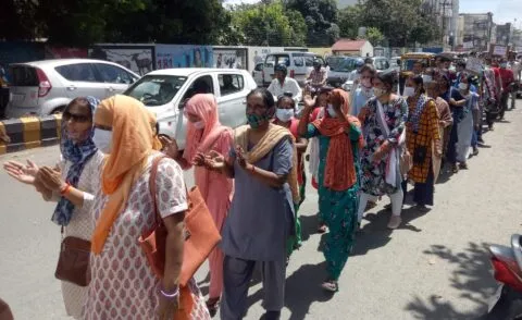 हल्द्वानी: उपनल कर्मचारियों ने निकाली रैली, हड़ताल जारी