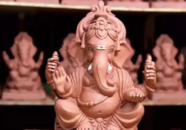 अपने घर कुछ यूं लाएं गणपति बप्पा, मिलेगी रिद्धि-सिद्धि व शुभ-लाभ