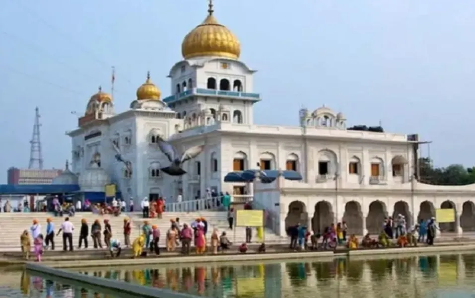 कोविड​​-19 मानदंडों के कथित उल्लंघन मामले में गुरुद्वारा बंगला साहिब को बंद करने का आदेश