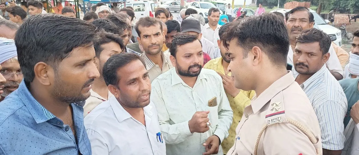 अमरोहा: आरोपी की गिरफ्तारी की मांग को लेकर परिजनों ने लगाया जाम