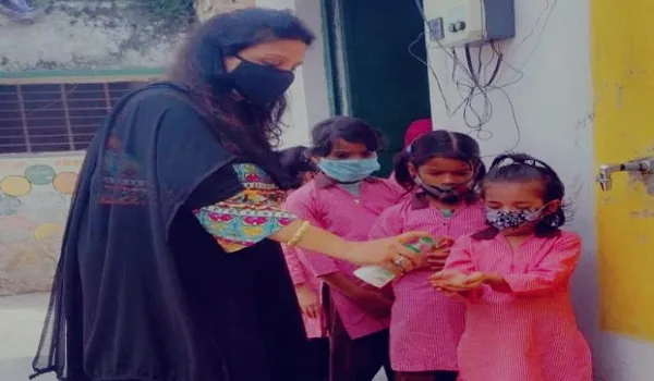 मुरादाबाद: स्वच्छता के प्रति जागरूक करने को बच्चों के धुलवाए हाथ, बताए फायदे