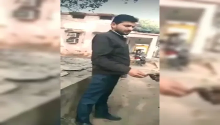 सीतापुर: पंचायत सचिव का रिश्वत लेते वीडियो वायरल, केस दर्ज
