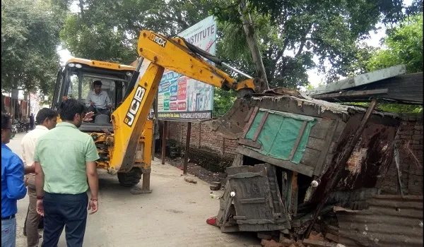 संभल: अतिक्रमण हटाने के दौरान दुकानदार व पालिकाकर्मियों में नोकझोंक
