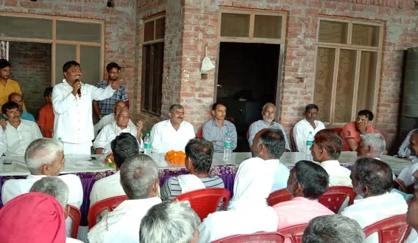 अमरोहा: विधायक महेंद्र सिंह ने लोगों को दी चार वर्षीय योजनाओं की जानकारी