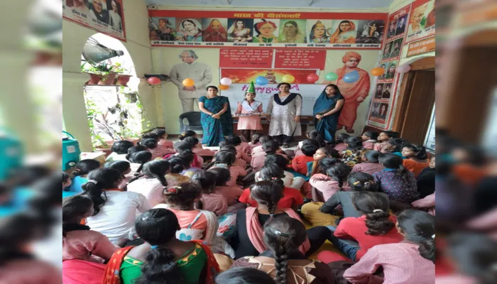 बाराबंकी: माध्यमिक विद्यालय राम सनेही घाट में धूमधाम से मनाया गया मीना जन्मदिन