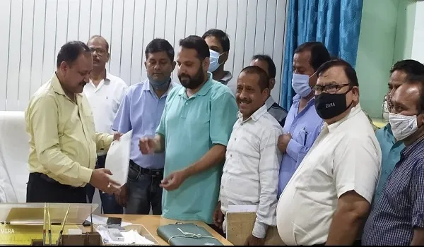 मुरादाबाद: वेतन भुगतान की मांग को लेकर किया प्रदर्शन
