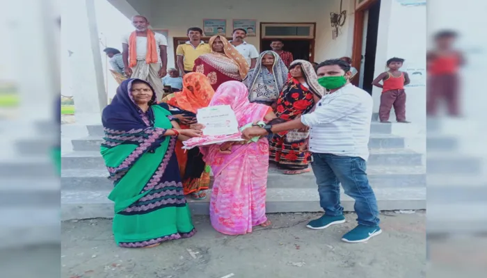 दौलतपुर में गांव प्रधान कांति वर्मा ने किया नवजात बच्चियों को सम्मानित