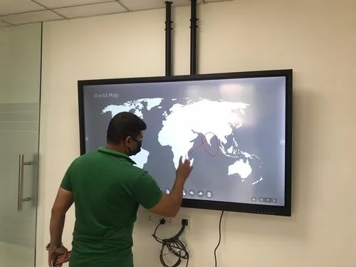 बरेली: स्मार्ट होंगे गांव के भी स्कूल, ब्लैक बोर्ड की जगह इंटरएक्टिव पैनल से होगी पढ़ाई