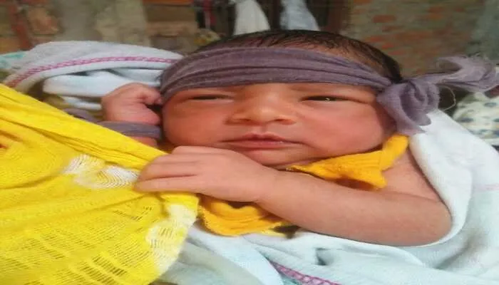 लखनऊ: कलयुगी मां ने मासूम बच्ची को कूड़े के ढेर में फेंका, जानें पूरा मामला…