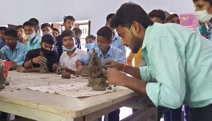 लखनऊ: बाबू त्रिलोकी सिंह इंटर कॉलेज में दो दिवसीय मूर्तिकला कार्यशाला का आयोजन