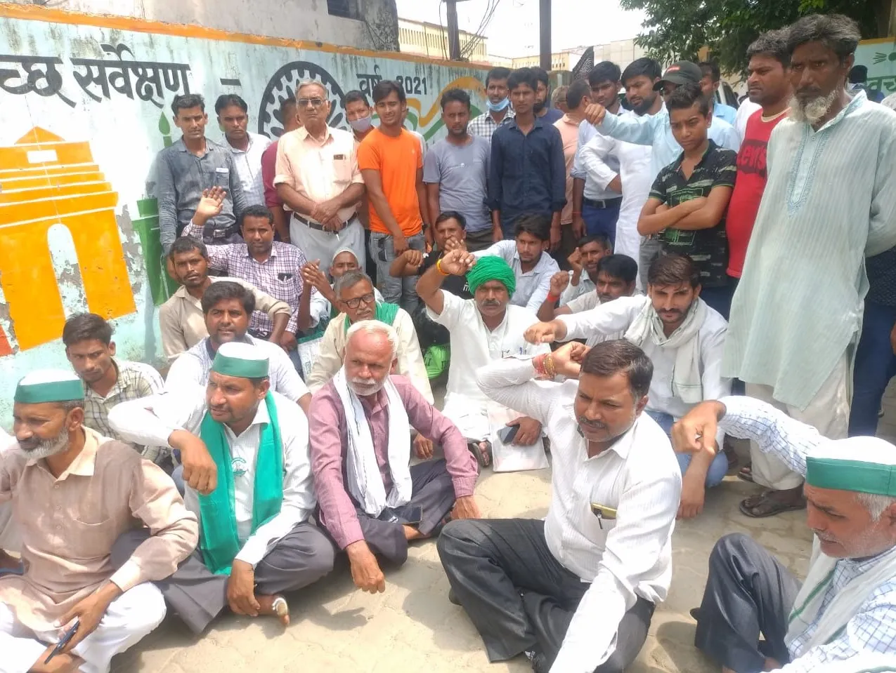 संभल : एसडीएम कार्यालय के बाहर किसानों का प्रदर्शन