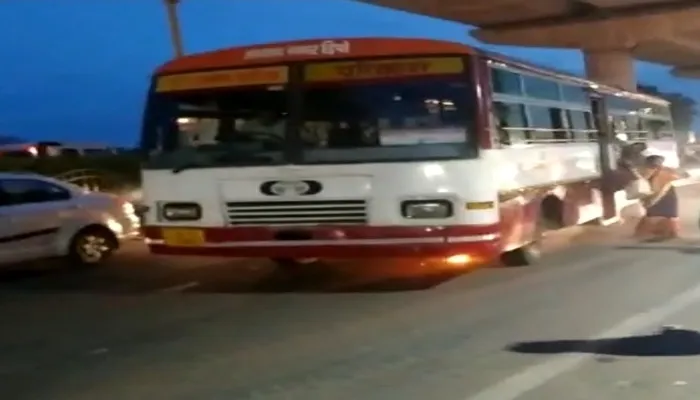 लखनऊ: चलती बस में अचानक लगी आग, बाल-बाल बचे यात्री