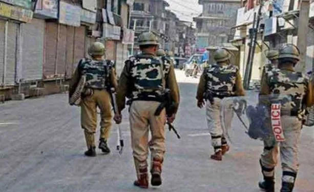 Kashmir Valley में आज भी प्रतिबंध जारी, हाईवे-मोबाइल इंटरनेट सेवाएं भी रहेंगी बंंद