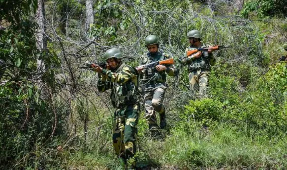 जम्मू-कश्मीर: उरी में सुरक्षा बलों के साथ मुठभेड़ में दो आतंकवादी ढेर, तीन जवान घायल